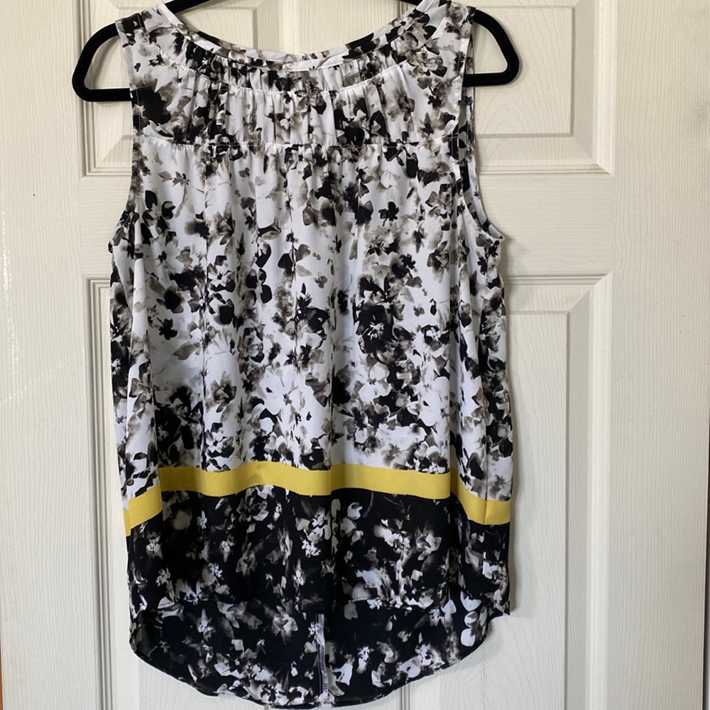 Vera Wang sleeveless Blouse